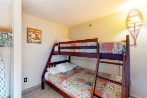 מיטה או מיטות קומותיים בחדר ב-Fall Line W212
