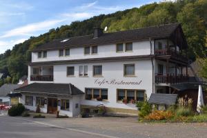 um grande edifício branco com as palavras lamber montanha em Hotel-Restaurant Theis-Muehle em Biersdorf