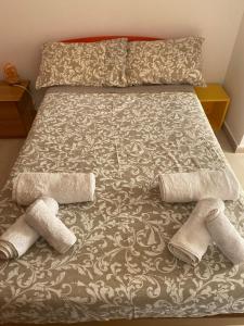 福賈的住宿－Casa del Sole，一张床上有两双袜子的床
