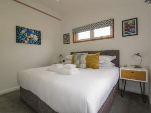 um quarto com uma grande cama branca e uma janela em 18 Meadow Retreat em Liskeard