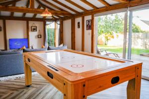 a ping pong table in a living room at The Cabin in Fareham
