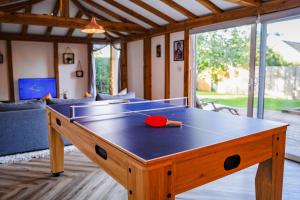 a ping pong table in a living room at The Cabin in Fareham