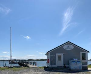 um edifício na costa de uma massa de água em Tentrr Signature Site - Potomac Landing em Heathsville