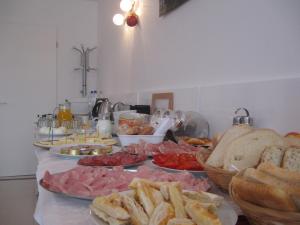 Jedlo v ubytovaní bed & breakfast alebo blízkom okolí