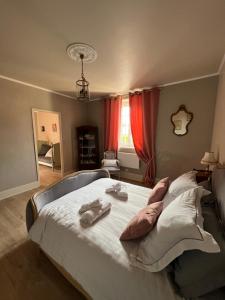 1 dormitorio con 1 cama grande y 2 toallas. en L'ESCALE Chambres et table d'hôtes, en Verdun-sur-le-Doubs