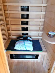 Una pequeña sauna con una cama en una habitación en Luxe cottage met fietsen, airco & infrarood cabine en Knokke-Heist