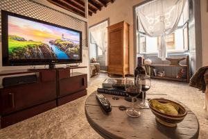 A television and/or entertainment centre at Mi casa es tu casa