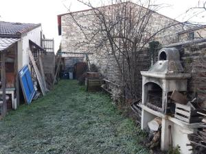 un vieux four installé à côté d'un bâtiment en briques dans l'établissement Petite maison très paisible avec jardin à Cournon - Puy de Dôme !, à Le Cendre