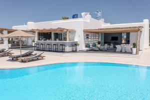 uma piscina em frente a uma villa em Lianos Village em Agios Prokopios