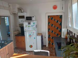 Kuchyňa alebo kuchynka v ubytovaní Petite maison très paisible avec jardin à Cournon - Puy de Dôme !