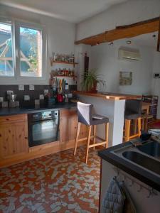 Kuchyňa alebo kuchynka v ubytovaní Petite maison très paisible avec jardin à Cournon - Puy de Dôme !