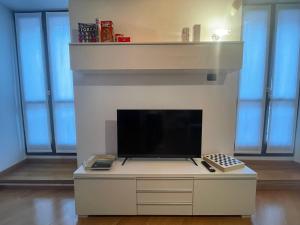 a living room with a fireplace with a flat screen tv at Riso e Latte Casa Vacanze in Pisogne