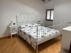 ein Schlafzimmer mit einem Bett und zwei Nachttischen in der Unterkunft Riso e Latte Casa Vacanze in Pisogne