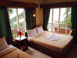 een hotelkamer met 2 bedden en een balkon bij Mr. Black Resort in Haad Rin
