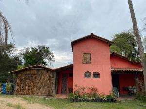 a red house with a window and a building at CHÁCARA GODOI - Meu Paraíso in Itu