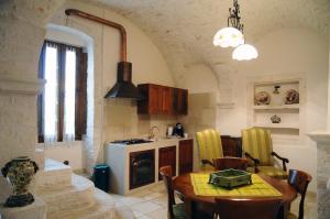Albergo Diffuso Sotto le Cummerse的厨房或小厨房