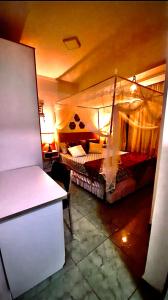 Habitación con 1 dormitorio con cama y escritorio. en Flat bela vista master en Macaé