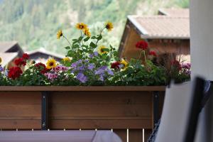 Balkón alebo terasa v ubytovaní Berg' & Bluamen Appartements Stubai