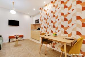 salon ze stołem i ścianą w obiekcie Cosy apartment - 1BR-4P - Sentier w Paryżu +7 zdjęć