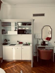A kitchen or kitchenette at Suite Aria d'Arte 1