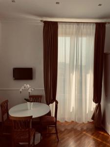 A television and/or entertainment centre at Suite Aria d'Arte 1