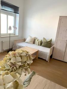シュヴェリーンにあるHans & Franz Zimmervermietungのベッドルーム1室(ベッド1台、テーブル、植物付)