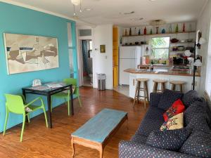 salon z kanapą i stołem oraz kuchnia w obiekcie Casas de la Playa - Altos Spectacular View! w mieście Flagler Beach