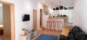 a living room with a couch and a kitchen at CASA DO AVÔ FILIPE in Ladeira