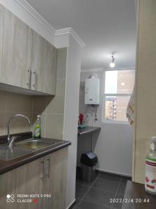 eine kleine Küche mit einem Waschbecken und einer Dusche in der Unterkunft DEPARTAMENTO VILLARRICA 2 in Gorbea