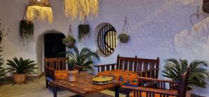 a dining room with a table and two benches at Cueva de la Higuera in Guadix