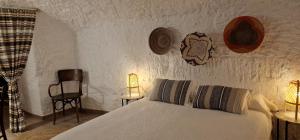 Un pat sau paturi într-o cameră la Cueva de la Higuera