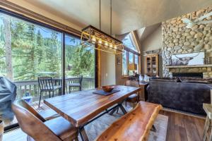 a living room with a wooden table and chairs at Ironwood Townhome 2989 - Keystone2989com in Keystone