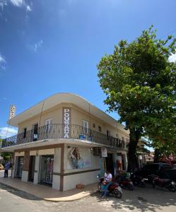 a building with a balcony on top of it at Pousada Durma Bem in Tianguá