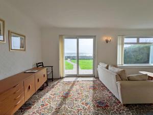 - un salon avec un canapé et une grande fenêtre dans l'établissement 11 Shorecroft, Aldwick, à Bognor Regis