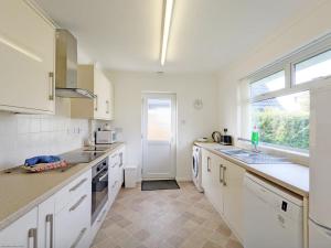 A kitchen or kitchenette at 11 Shorecroft, Aldwick