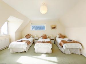 Tempat tidur dalam kamar di 11 Shorecroft, Aldwick