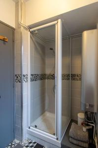 eine Dusche mit Glastür im Bad in der Unterkunft Appartement Cosy Au Sein De La Venise Normande in Pont-Audemer