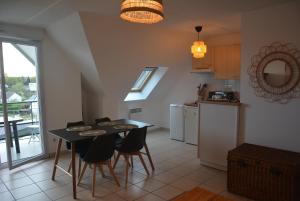 uma cozinha com mesa e cadeiras num quarto em Appartement Leonard de Vinci em Montlouis-sur-Loire