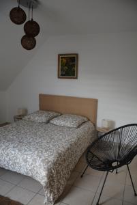 sypialnia z łóżkiem i krzesłem w obiekcie Appartement Leonard de Vinci w mieście Montlouis-sur-Loire +6 zdjęć