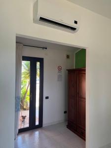 a living room with a door to a patio at Charme in Solèminis