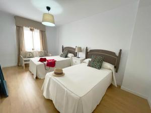salon z łóżkiem i kanapą w obiekcie Eva Recommends Francos w mieście Jerez de la Frontera