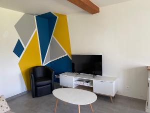 TV a/nebo společenská místnost v ubytování Maison Color'