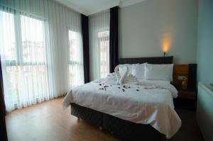 Postel nebo postele na pokoji v ubytování Royal Babil Residence&Suite