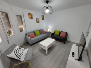 Una sala de estar con dos sofás y una mesa. en Acea Nova 3, en Monforte de Lemos