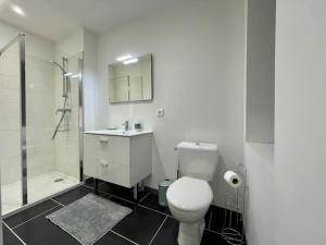 uma casa de banho branca com um WC e um chuveiro em Le logis BAYA - WEEKEND & HOLIDAY - WIFI & TV em Saint-Vigor-le-Grand