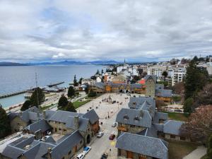una vista aérea de una ciudad con un cuerpo de agua en Mirador del Lago Bariloche en San Carlos de Bariloche