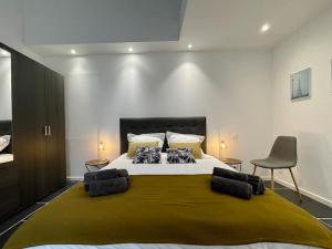 um quarto com uma cama grande e um cobertor verde em Le logis BAYA - WEEKEND & HOLIDAY - WIFI & TV em Saint-Vigor-le-Grand