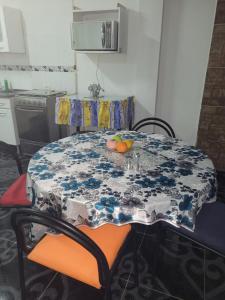 una mesa con un mantel en ella con fruta en ella en Comodo y bonito apartamento en Palmira Las Americas, en Palmira