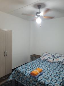 1 dormitorio con 1 cama y ventilador de techo en Comodo y bonito apartamento en Palmira Las Americas, en Palmira