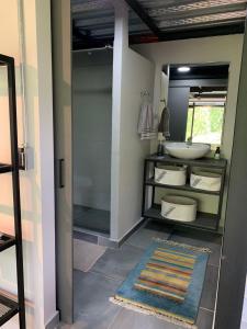 ペレイラにあるEntre Bambus 1のバスルーム(洗面台、鏡付)